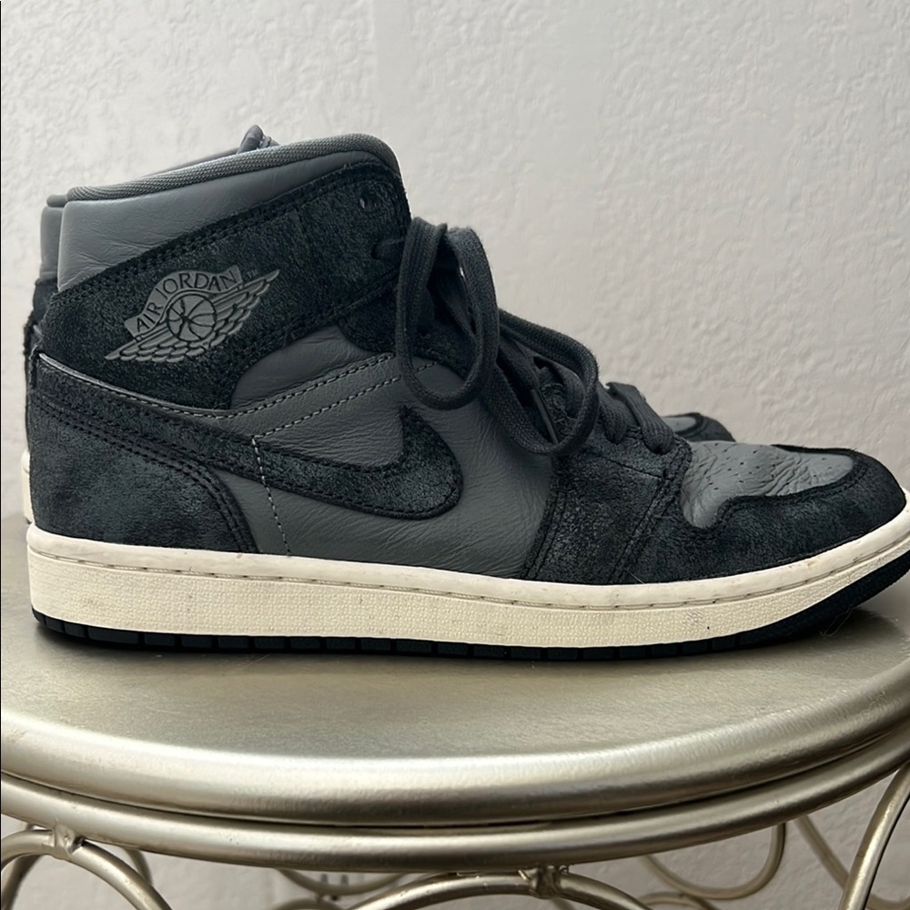 Air Jordan 1 Mid SE